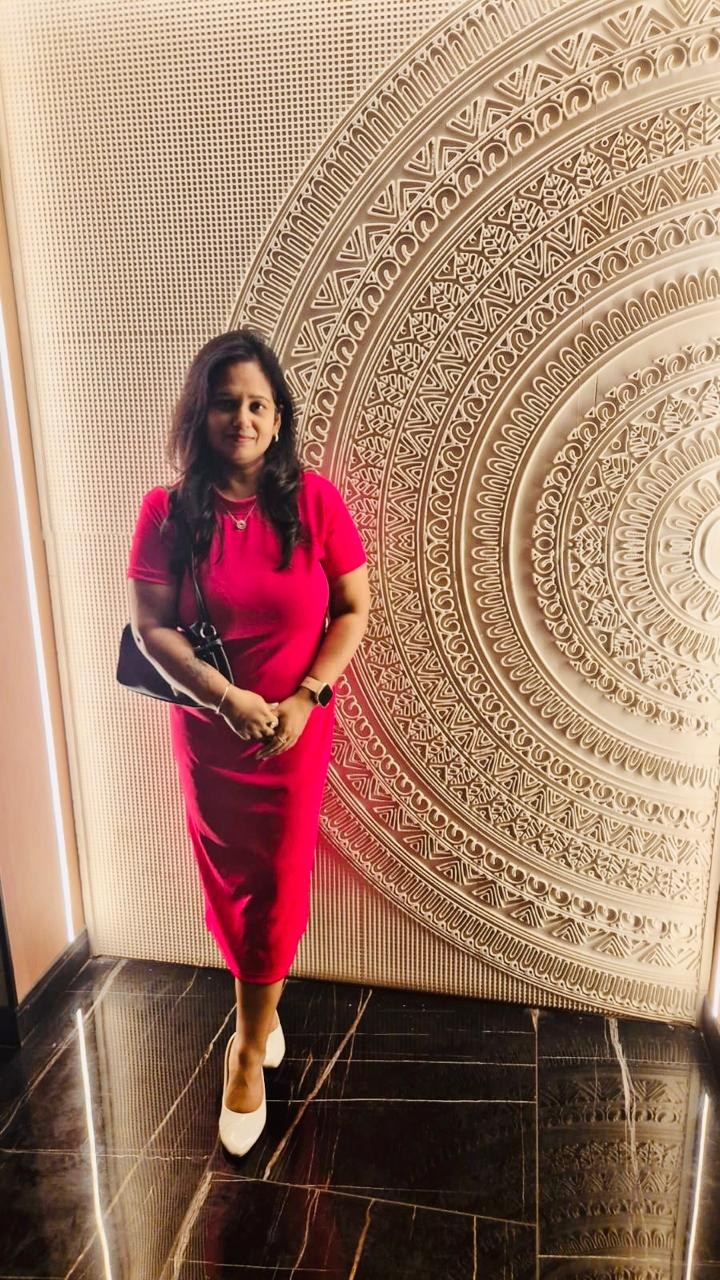Rachna Saxena, contemporary Lippan relief artist in her Mumbai studio